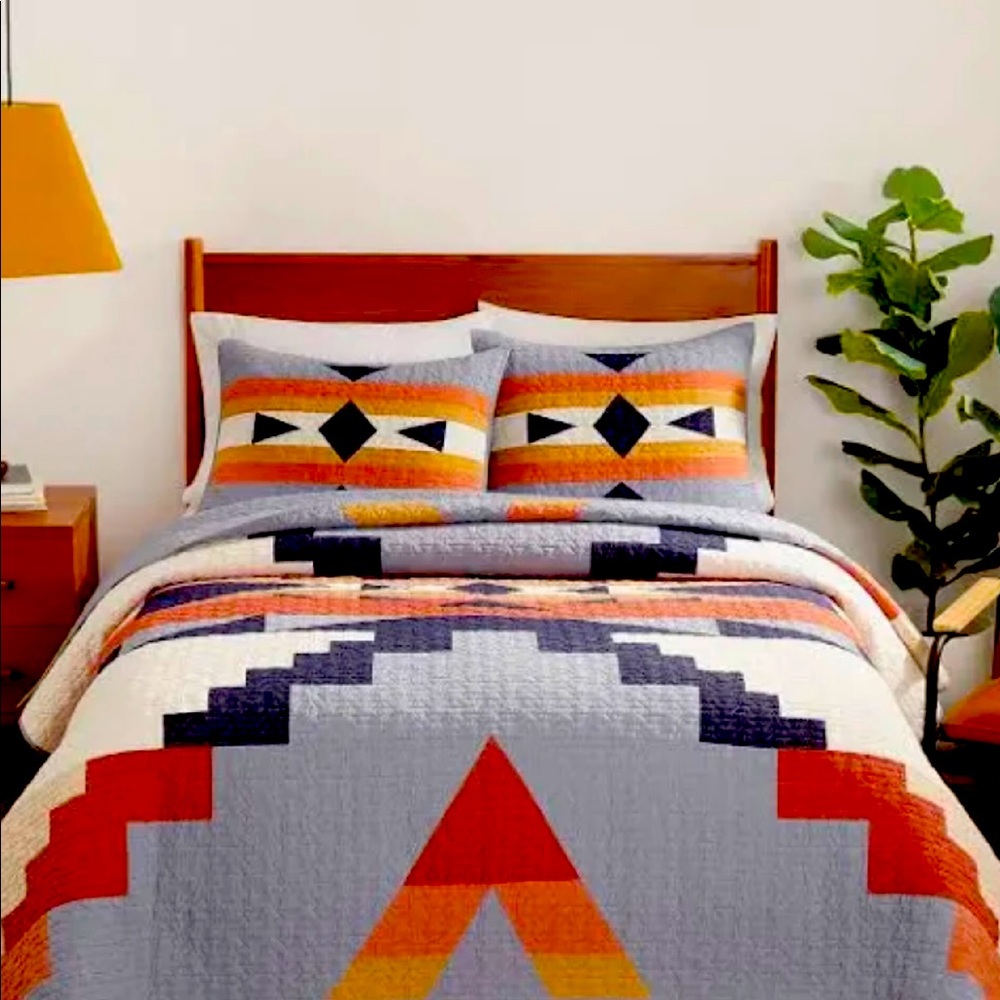 Pendleton Woolen mills quilt bed set.